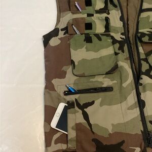 Camouflage vest w hood & pockets